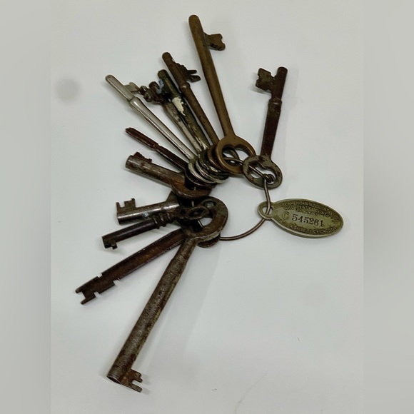 (Lot of 12) Antique Skeleton Keys Property of Chicago Insurance Company Keyring - Picture 15 of 16